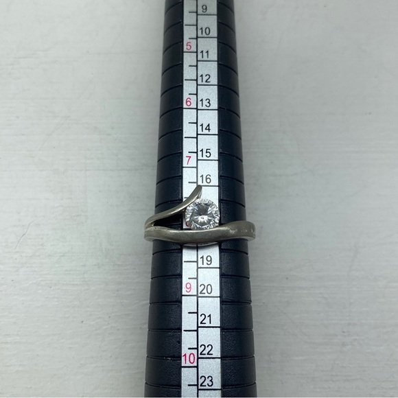 Sterling Silver Ring With Tension Set Faux Diamond CZ Ring Size 8 - Picture 2 of 10